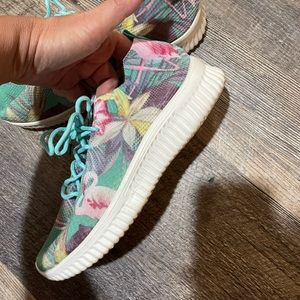 Tropical print pull on sneakers